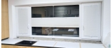    Duże okna, białe plisy: optymalna kontrola światła, przestrzenny efekt, estetyczny detal, funkcjonalność w aranżacji.